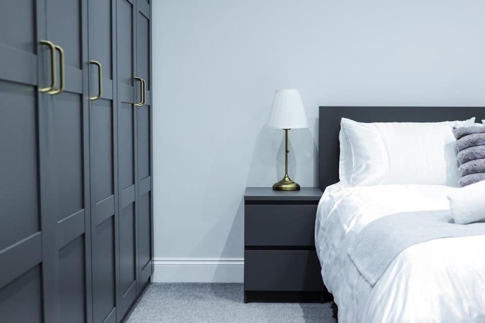New 1BR Apt - Sleeps 4 - Free parking & Wi-Fi Apartment in London