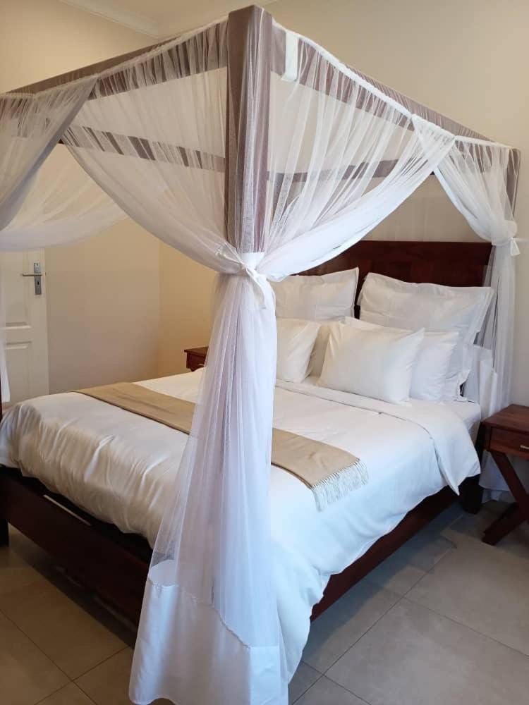 Judith & Sylvester Hideaway Villa in Zimbabwe