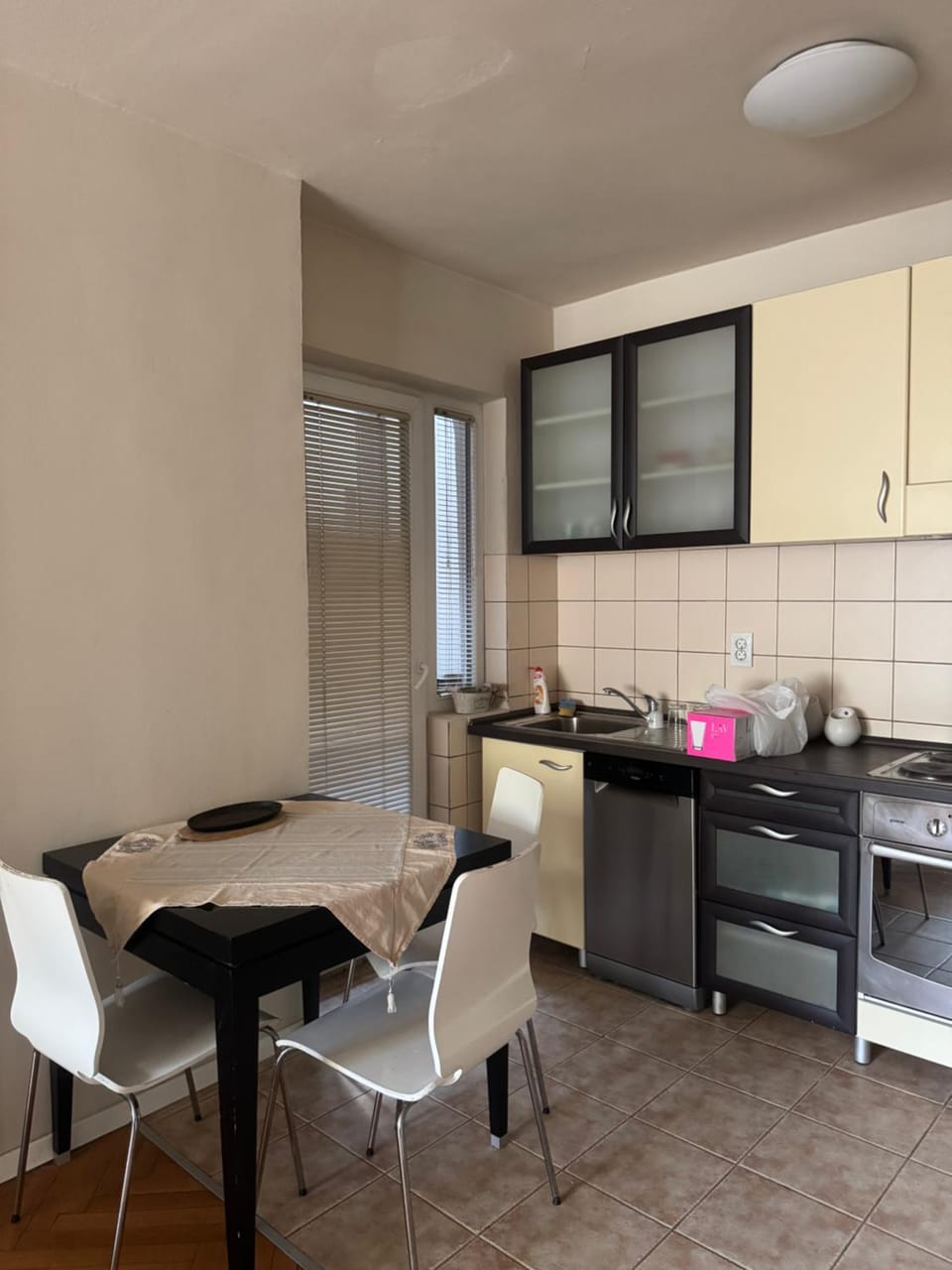 Kitchen or kitchenette, Dining area