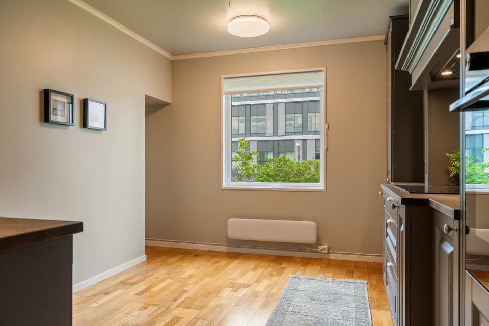 Coffee/tea facilities, dishwasher, microwave, oven, stove, kitchen, kitchen