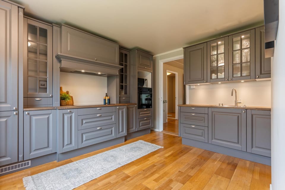 Coffee/tea facilities, dishwasher, microwave, oven, stove, kitchen, kitchen