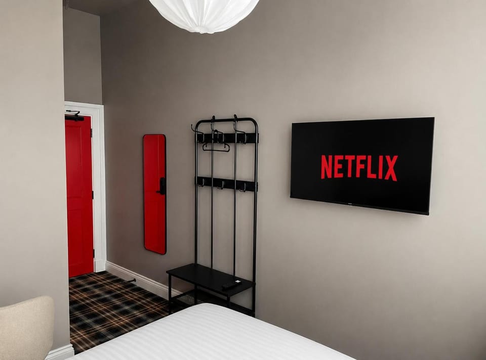 Bed, TV and multimedia, Photo of the whole room, Bedroom