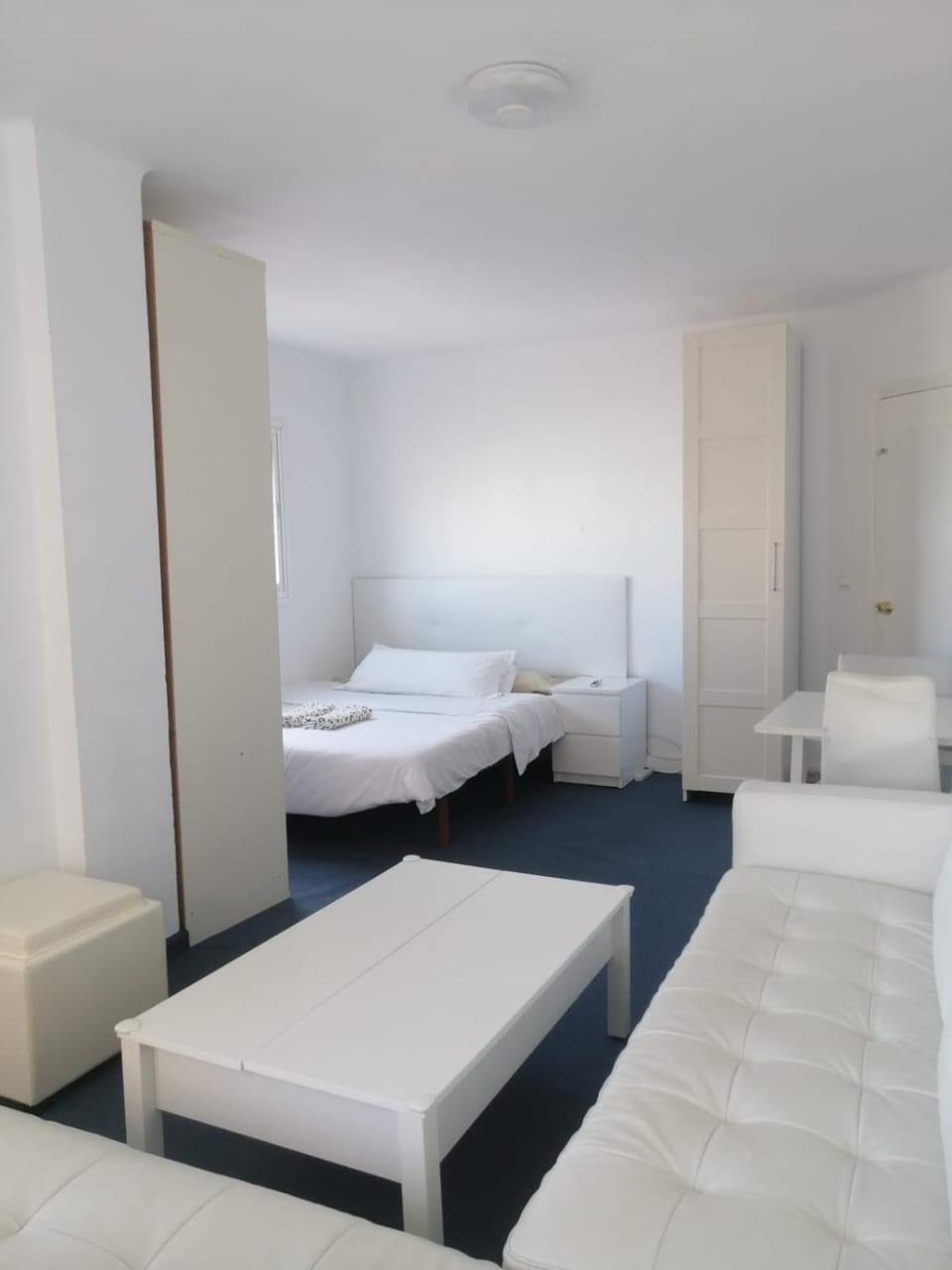 Habitación preciosa grande centro malaga justo enfrente del centro comercial VIALIA también del centro comercial LARIOS y la estación de tren María zambrano también cerca a la playa Vacation rental in Malaga