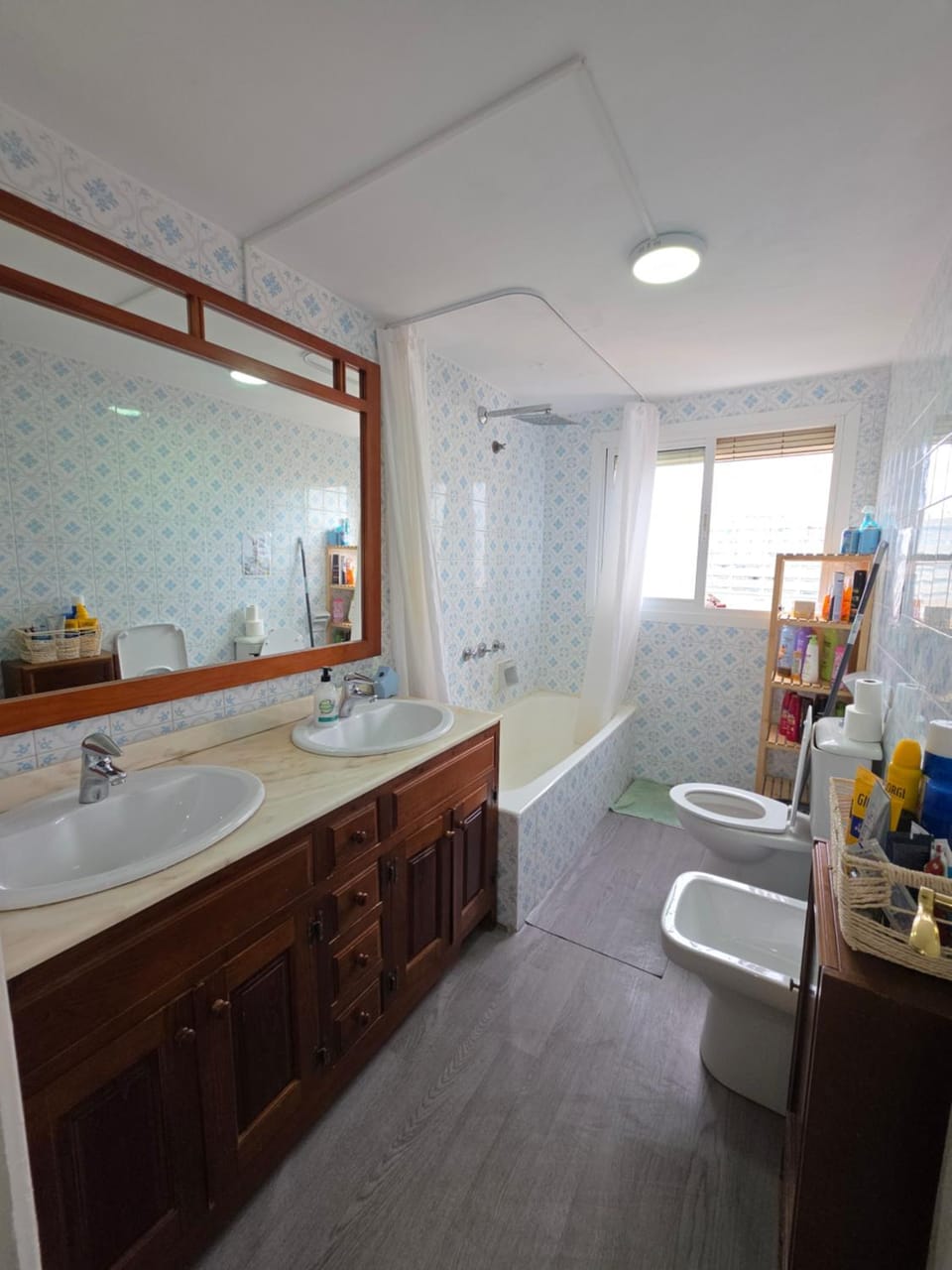 Habitación preciosa grande centro malaga justo enfrente del centro comercial VIALIA también del centro comercial LARIOS y la estación de tren María zambrano también cerca a la playa Vacation rental in Malaga