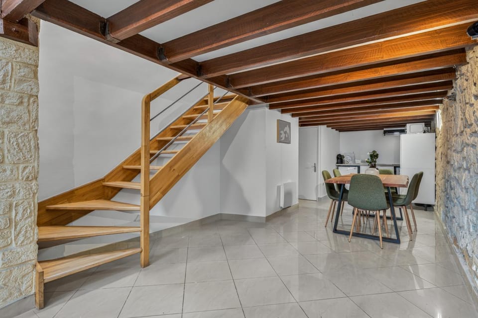Dining area, internet, kitchen, air conditioner