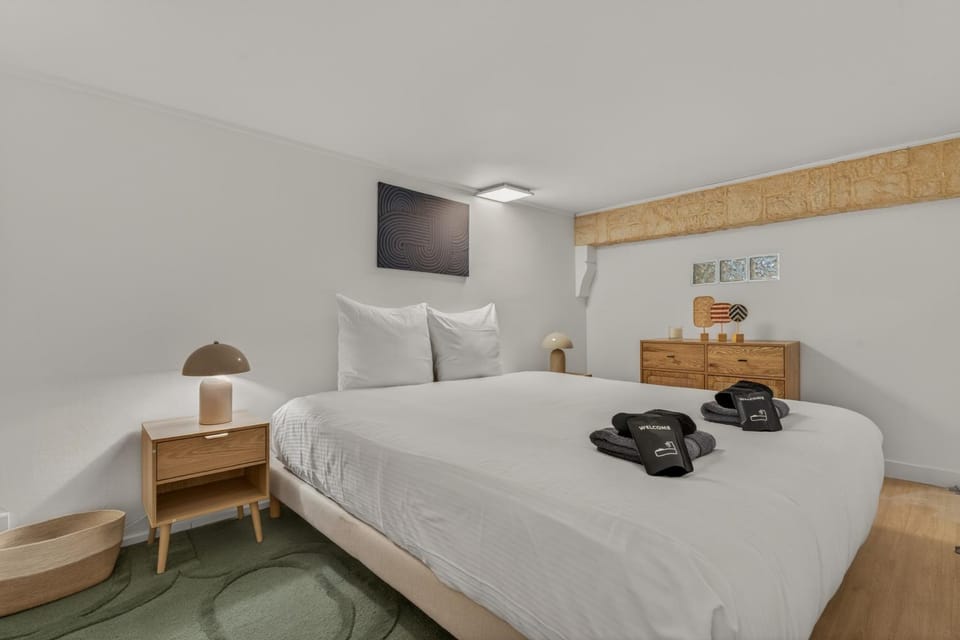 Bed, Photo of the whole room, Bedroom, cot, flat iron, internet, storage, towels