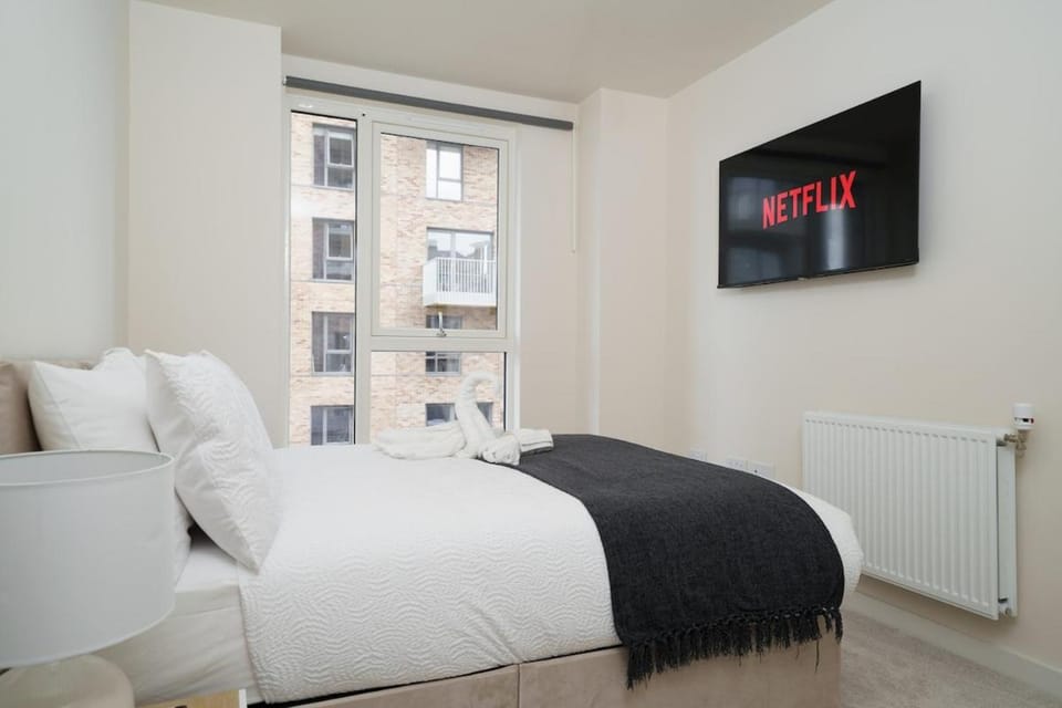 Cinema Experience 100inch TV I 2 Stops to Wembley I Sleeps 8 Apartment in Harrow