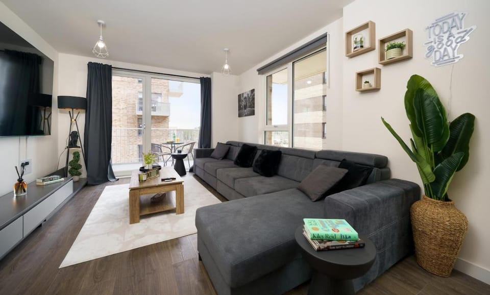 Cinema Experience 100inch TV I 2 Stops to Wembley I Sleeps 8 Apartment in Harrow