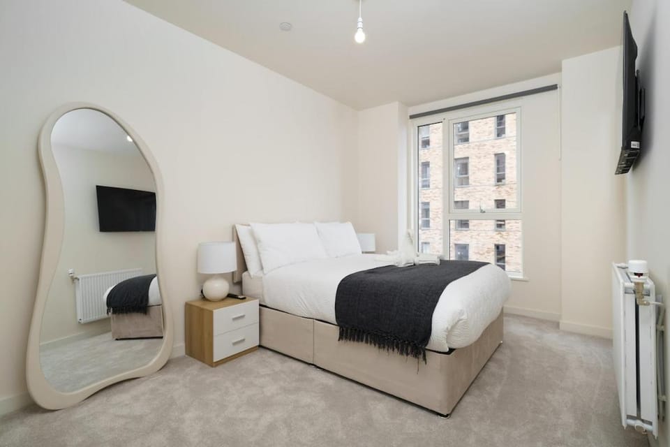 Cinema Experience 100inch TV I 2 Stops to Wembley I Sleeps 8 Apartment in Harrow
