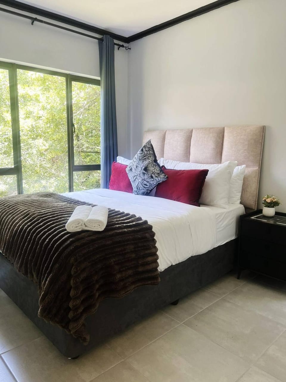 Zalari Loft B, Nature-Inspired 2 Bed Loft Paulshof Apartment in Sandton