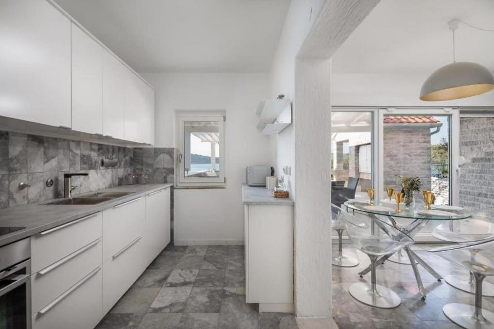 Kitchen or kitchenette, Other, Dining area, stove