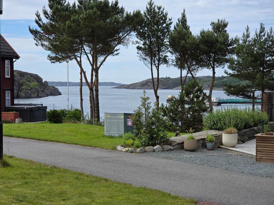 Fantastic year-around cabin with boats, hottube Cabin in Vestland