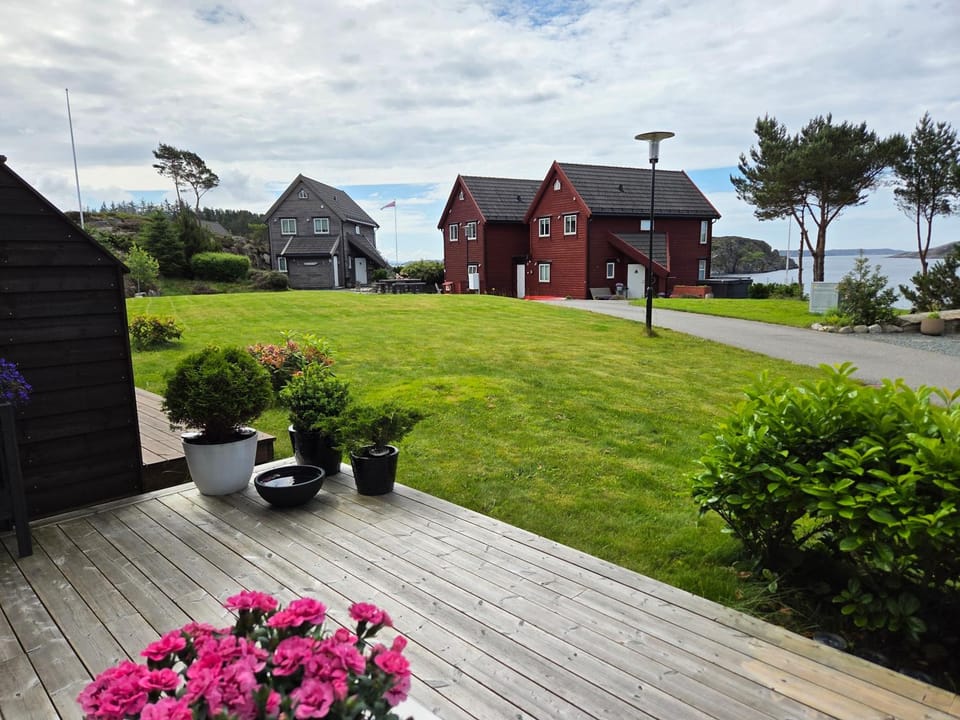 Fantastic year-around cabin with boats, hottube Cabin in Vestland