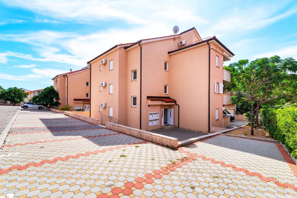 CC Yimmi Near Beach Apartment in Novalja
