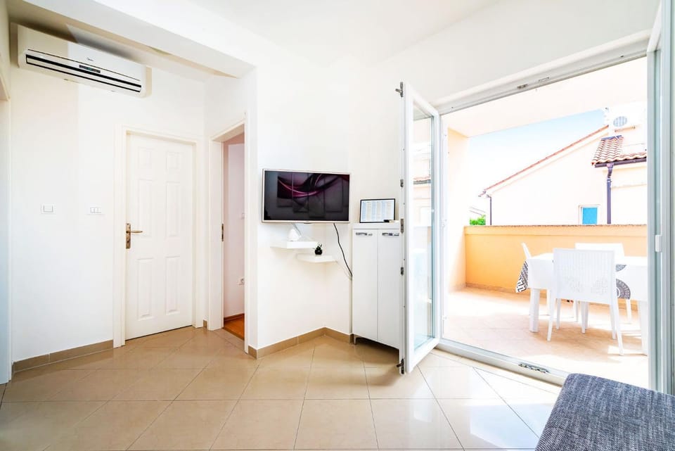 CC Yimmi Near Beach Apartment in Novalja