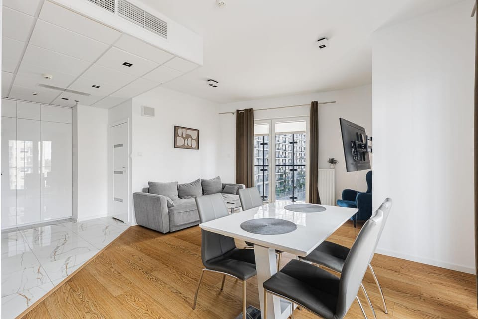 TV and multimedia, View (from property/room), Balcony/Terrace, Living room, Business facilities, Seating area, Dining area, City view, Street view