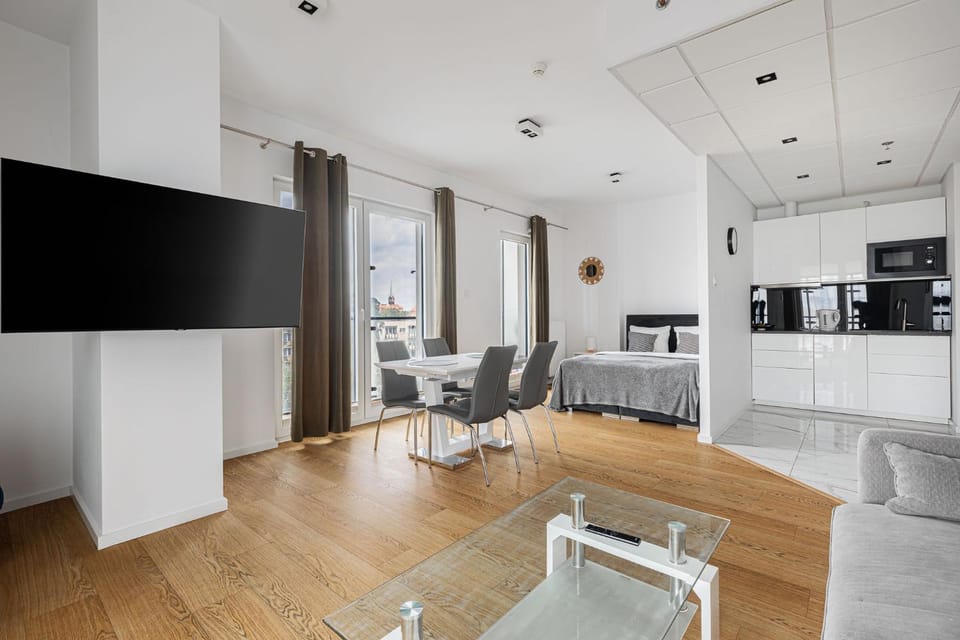Bed, TV and multimedia, Bedroom