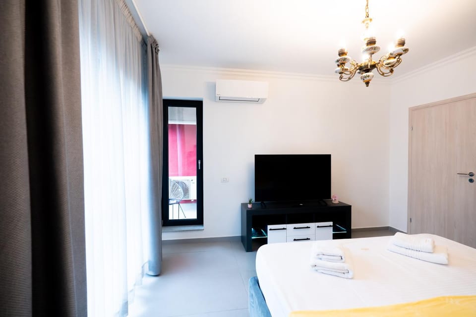 Soni Exclusive Studio 458 Plaza with Private Parking & Self Check-in Apartment in Bucharest