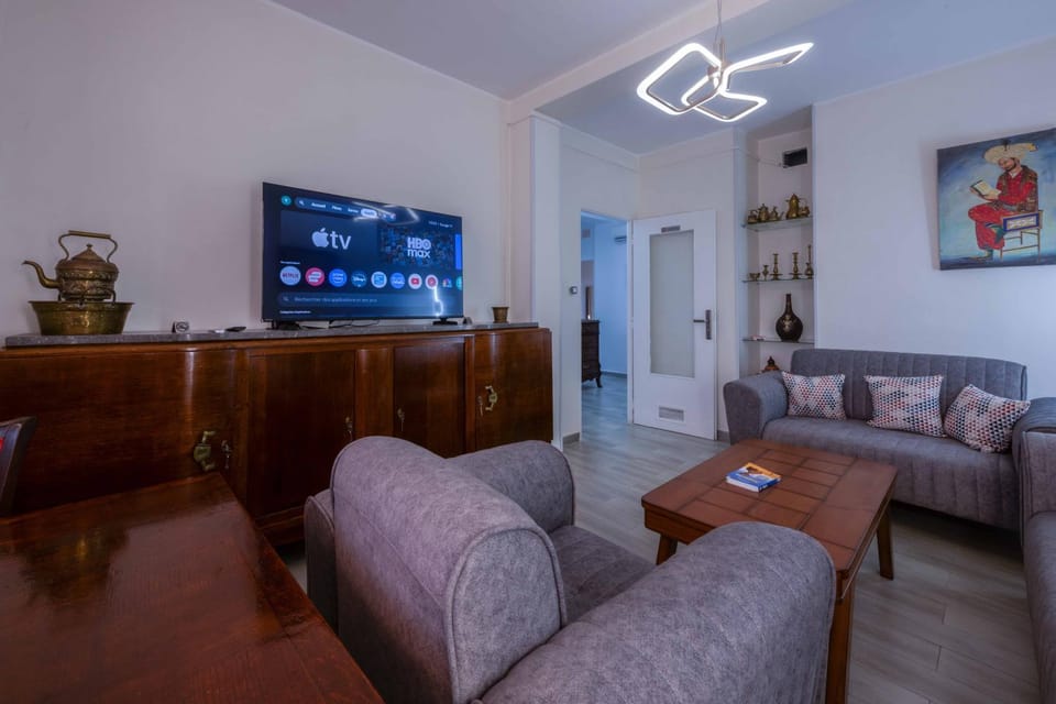 Communal lounge/ TV room, TV and multimedia, Living room, Seating area, Evening entertainment