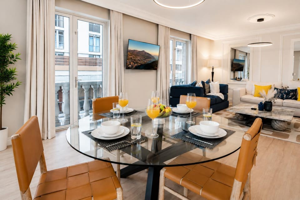 Living room, Food and drinks, Seating area, Dining area