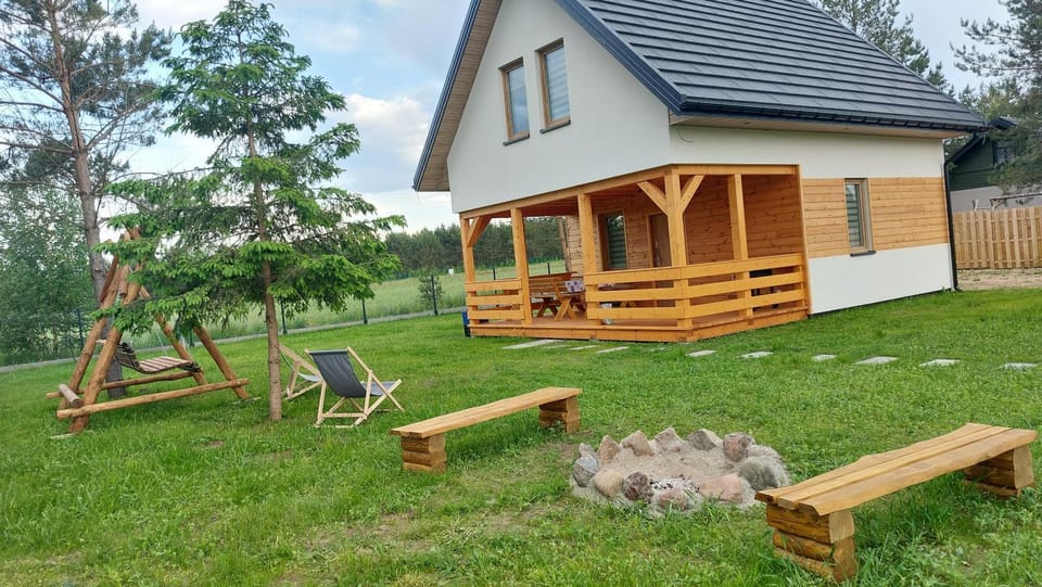 Property building, Spring, Day, Natural landscape, Garden, Garden view, sunbed