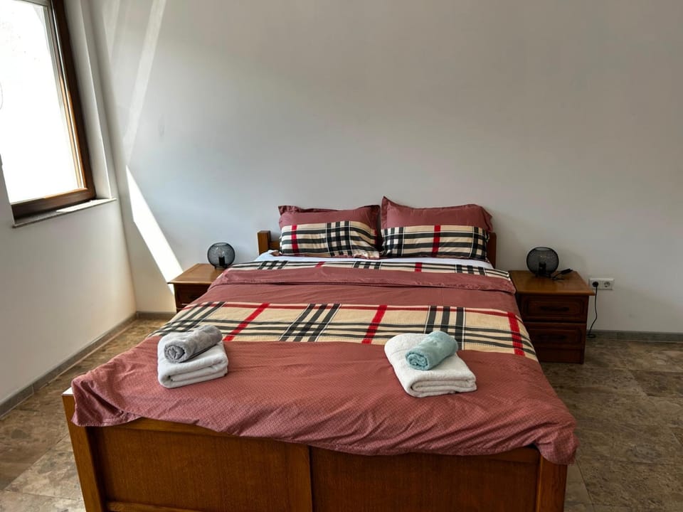 Bed, towels