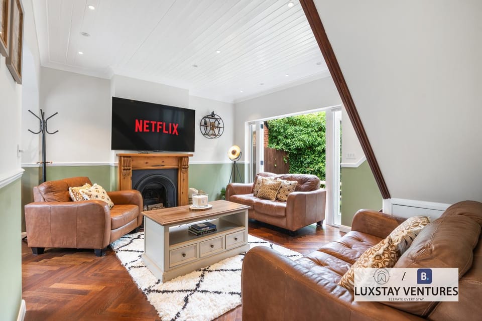 Communal lounge/ TV room, TV and multimedia, Living room, Seating area, Evening entertainment, Text overlay
