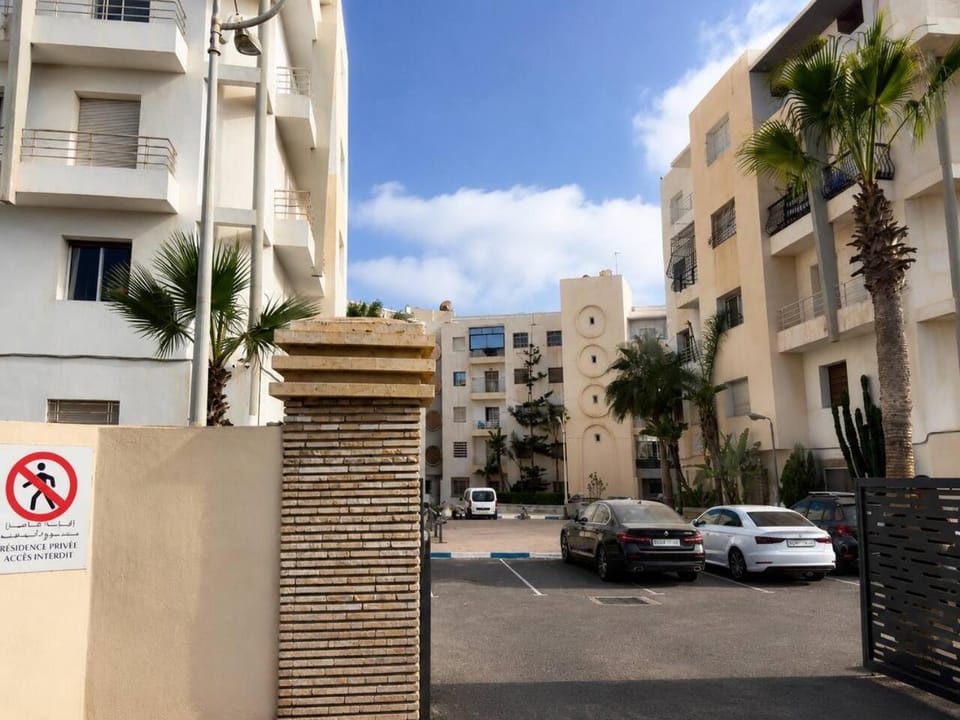 Property building, Facade/entrance, On site, Inner courtyard view, Parking