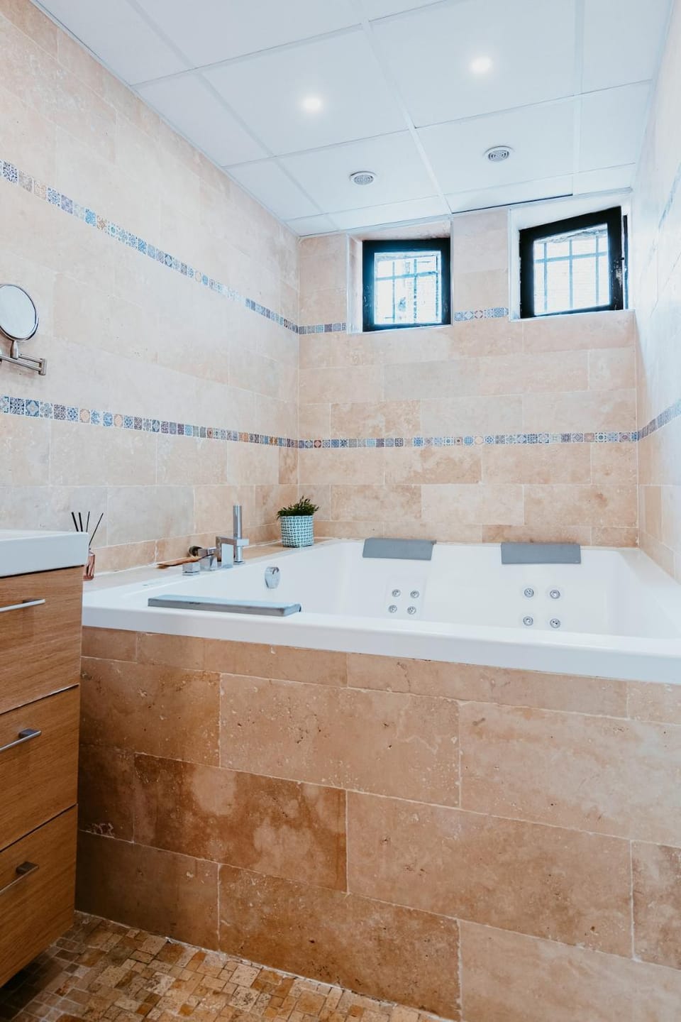 Shower, Hot Tub, Bathroom, furniture, hair dryier, storage, towels