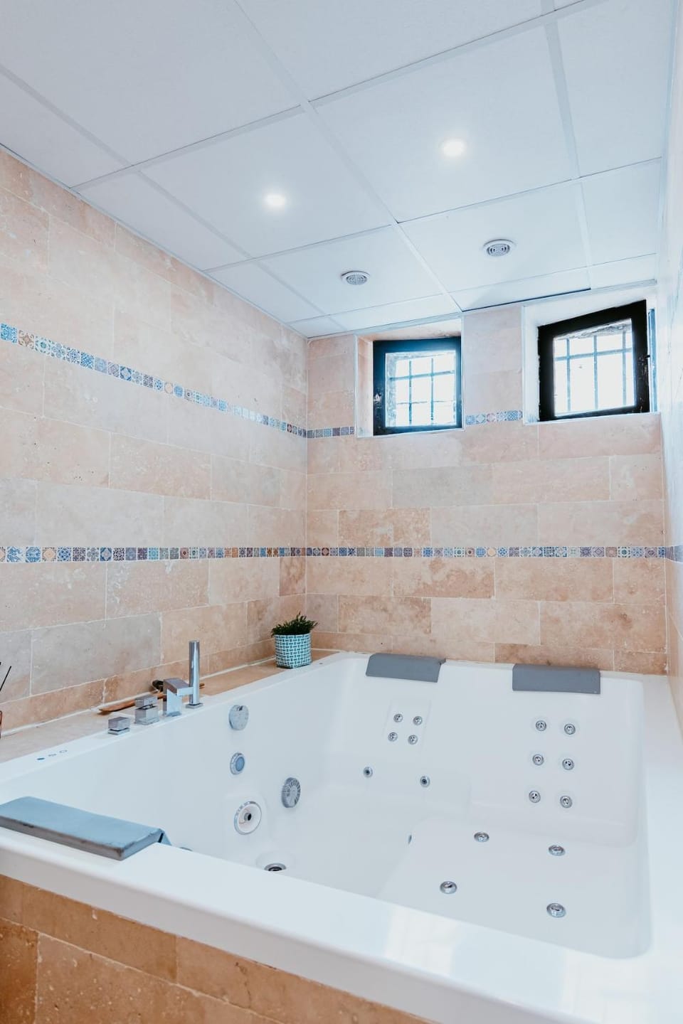 Shower, Hot Tub, Bathroom, furniture, hair dryier, storage, towels