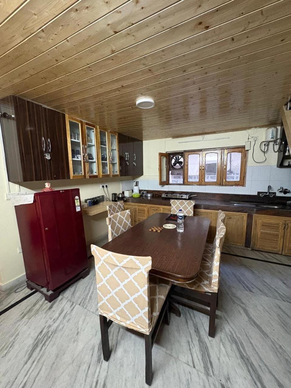Kitchen or kitchenette, Dining area