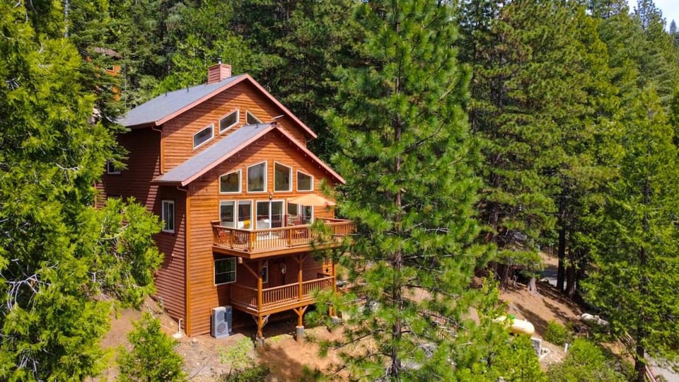 Sunny Cabin with Hot Tub inside Yosemite National Park Cabin in Yosemite Park Way