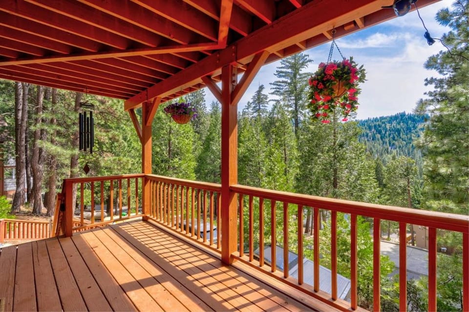 Sunny Cabin with Hot Tub inside Yosemite National Park Cabin in Yosemite Park Way