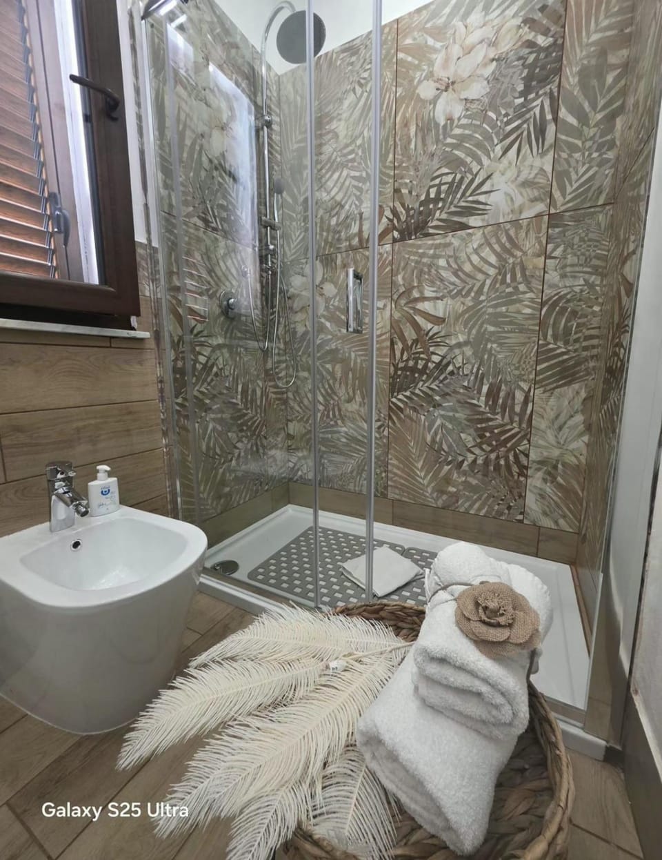Shower, Bathroom, Balcony/Terrace, Decorative detail, towels