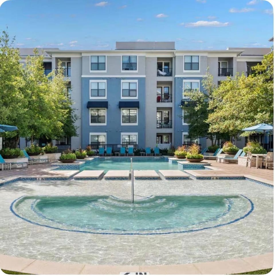 Cozy retreat in Frisco near Dallas with a pool Apartment in Frisco