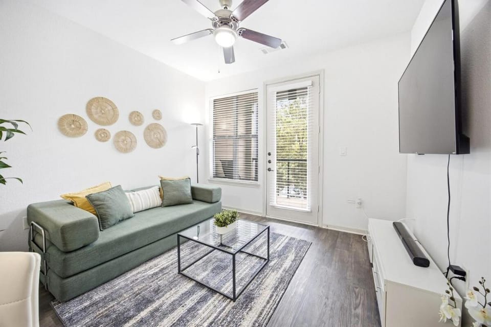 Cozy retreat in Frisco near Dallas with a pool Apartment in Frisco
