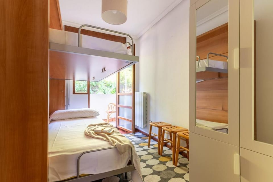 Bedroom, bunk bed