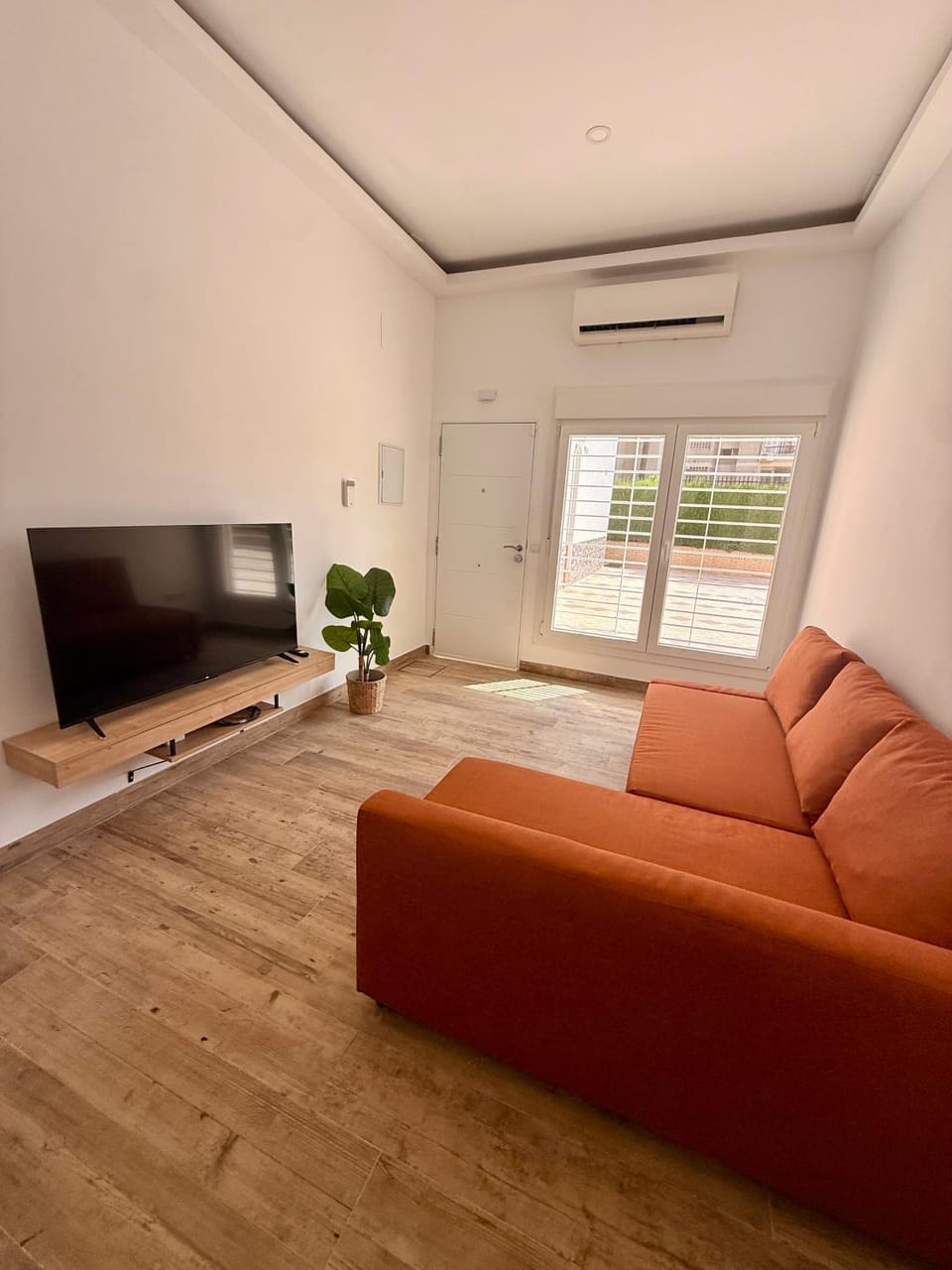 Communal lounge/ TV room, TV and multimedia, Living room, air conditioner