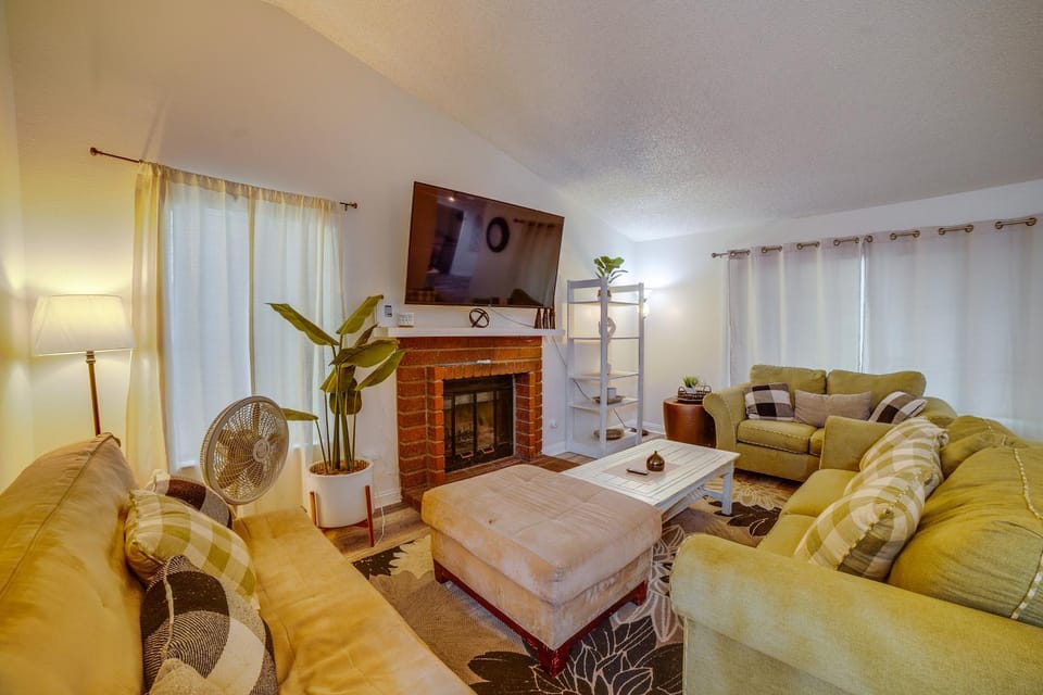Moreno Valley Family Retreat Near Dtwn Riverside House in Moreno Valley