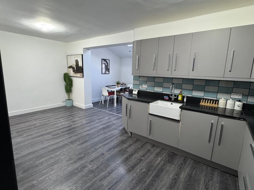 4 bed Luxury House for large family & contractors House in Stoke-on-Trent