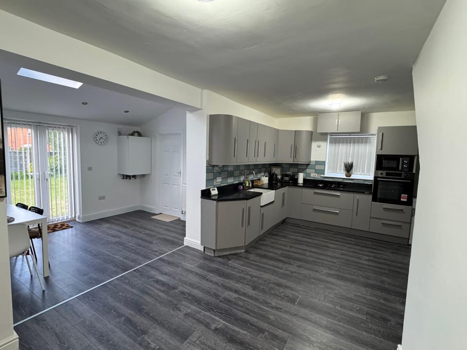 4 bed Luxury House for large family & contractors House in Stoke-on-Trent