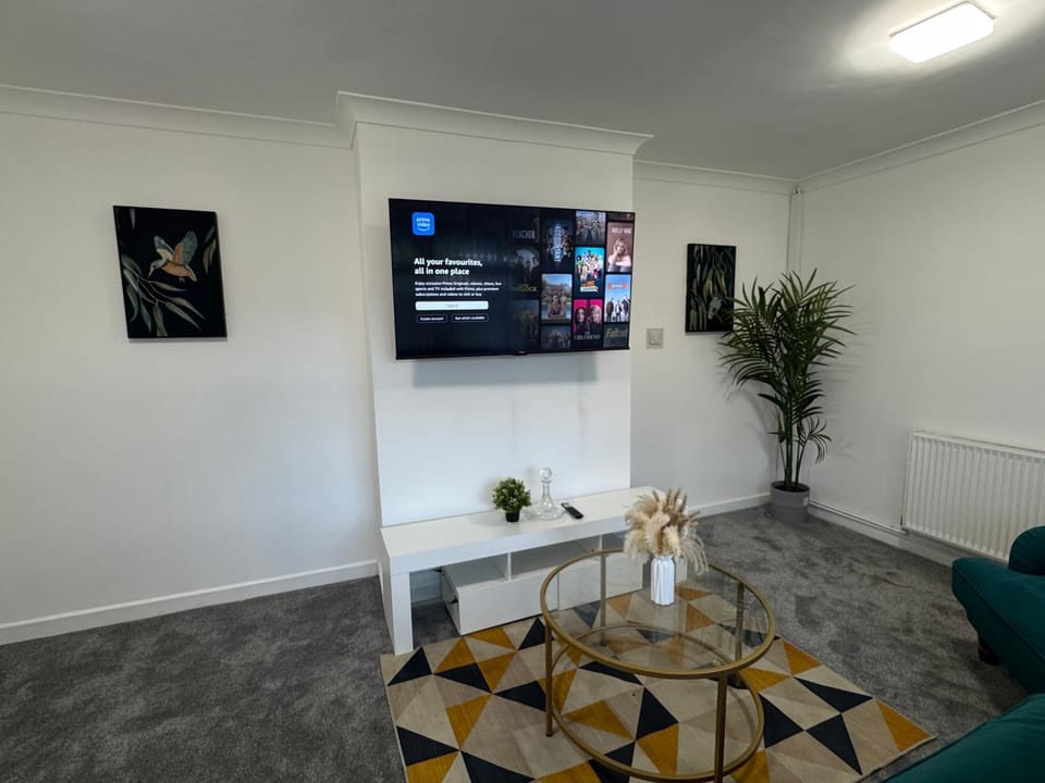 Communal lounge/ TV room, TV and multimedia, Living room, Seating area, Evening entertainment