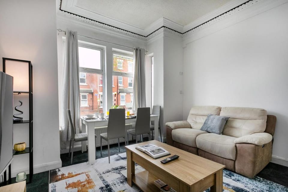 Contractors, Sleeps 13, 6BR, Cheap, Parking House in Leicester