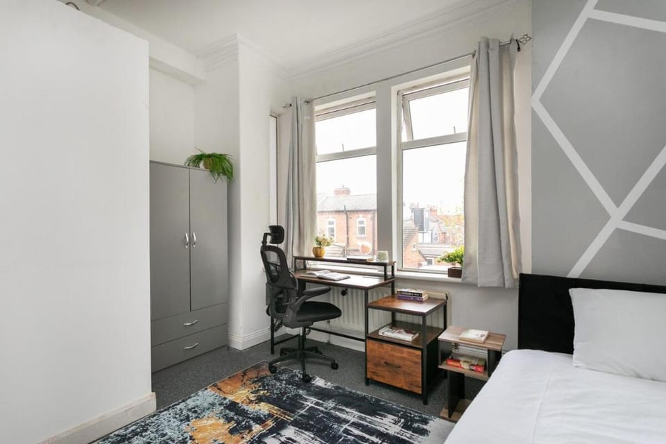 Contractors, Sleeps 13, 6BR, Cheap, Parking House in Leicester