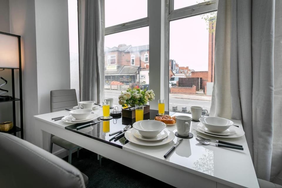 Contractors, Sleeps 13, 6BR, Cheap, Parking House in Leicester