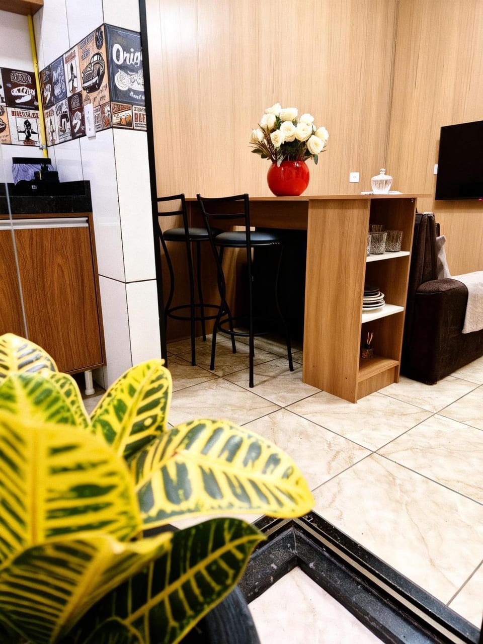 TV and multimedia, Kitchen or kitchenette, Living room, Seating area, Dining area