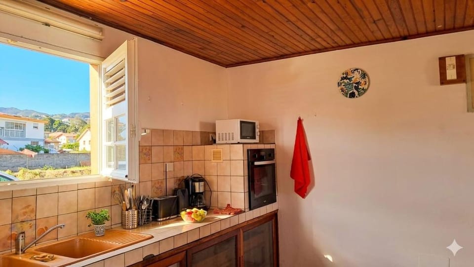 Coffee/tea facilities, Kitchen or kitchenette, oven, toaster