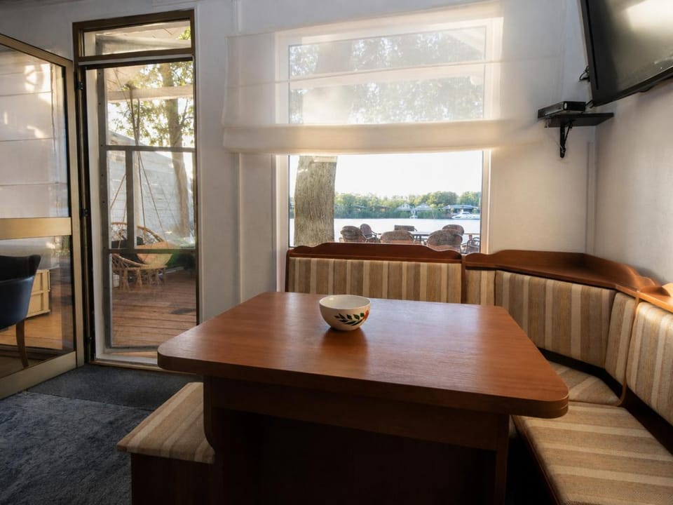 TV and multimedia, Seating area, Dining area