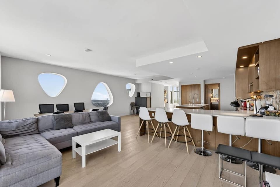 3BR Penthouse with Skyline Views & Patio Apartment in Surrey