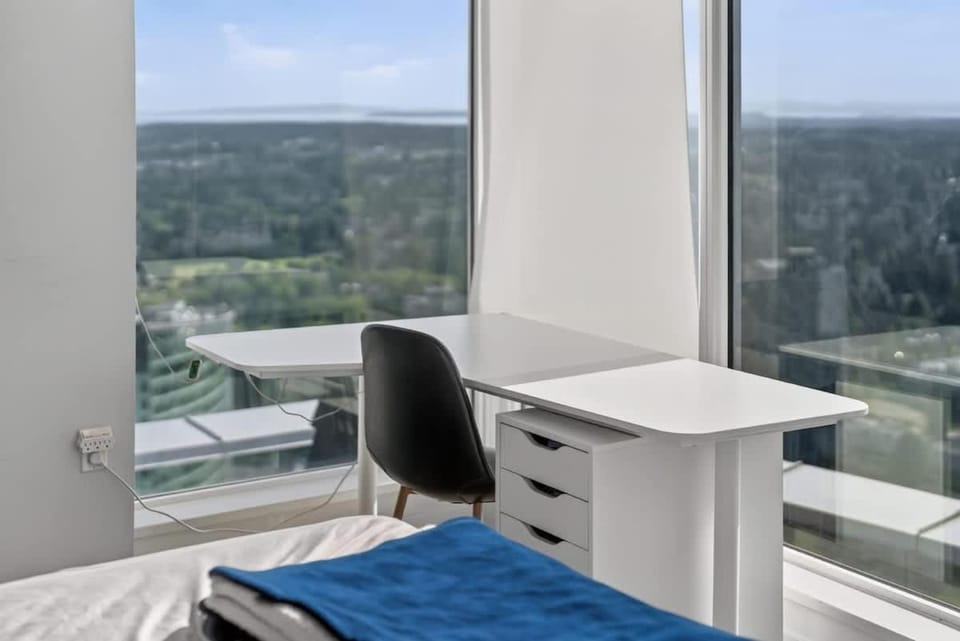 3BR Penthouse with Skyline Views & Patio Apartment in Surrey